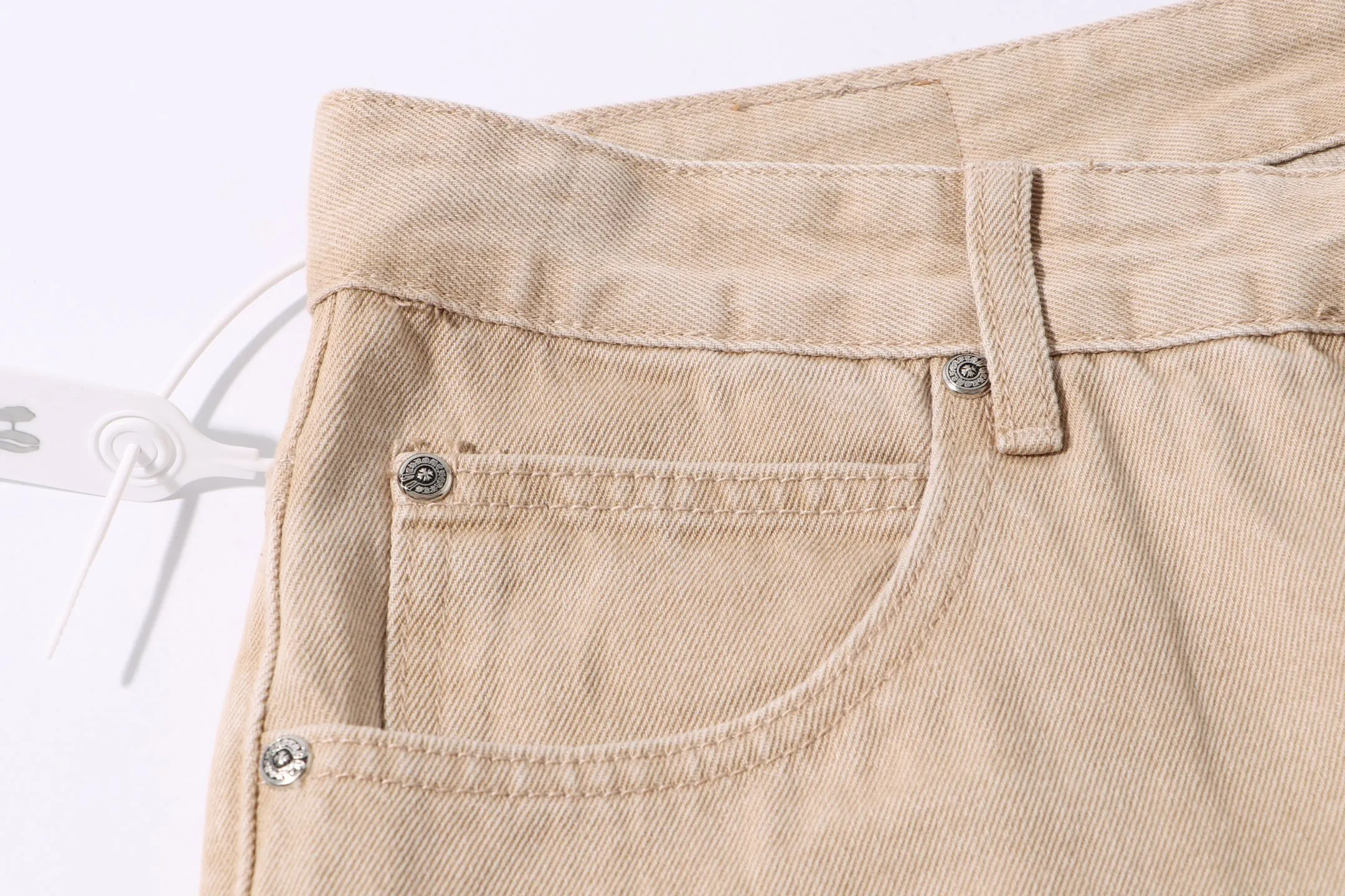P240 Style No.: H911 Croxin & 𝐂𝐡𝐫𝐨𝐦𝐞 𝐇𝐞𝐚𝐫𝐭 ss25 white and blue patchwork jeans. Styles with different washed textures are very friendly to people with thin legs. The slightly flared version perfectly modifies the leg shape. The timeless and moderate length makes it easy to match and match. It is the basis for various styles and is a must-have in your wardrobe! The fabric is stiff but also makes the upper body soft without losing texture. The washing process is even more perfect. It is a must-have item for everyone! ! ! Washed wheat, hang tag, pants label, three labels complete Color: khaki Size: 30-32-34-36